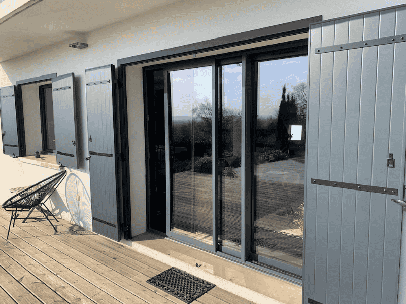 Menuiseries en PVC noir posées sur une maison près d'Orthez