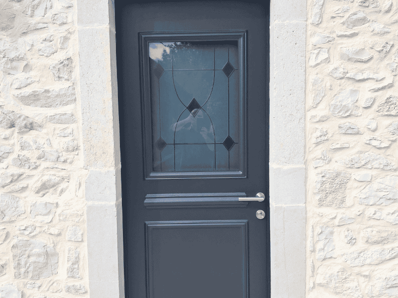 Menuiserie aluminium sur une porte d'entrée à Orthez