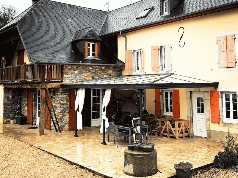 Pergolas en verre et aluminium noir réalisée par Aluminium Habitat à Pau