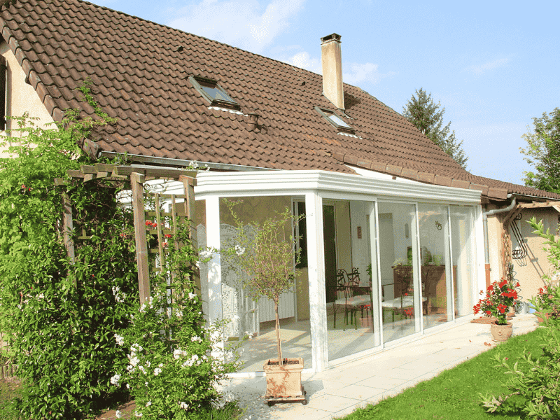Véranda en PVC blanc réalisée par Aluminium Habitat près d'Oloron