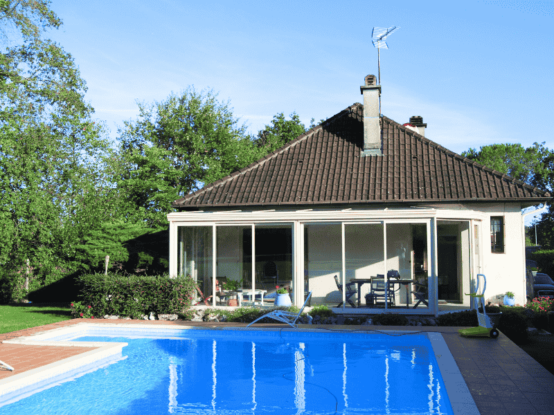 Une véranda réalisée par Aluminium Habitat devant une piscine