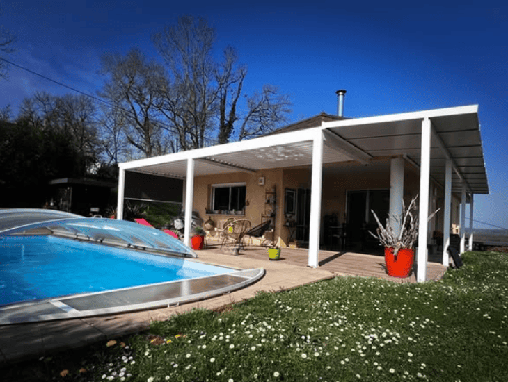 Réalisation d’une Pergola bioclimatique à 2 modules Lames orientables avec manœuvre par tringle oscillante, store à protection solaire latéral à laroin