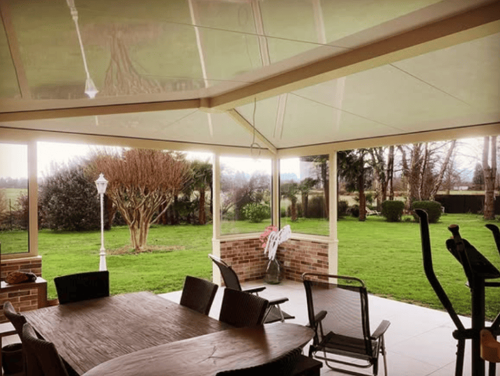 Réalisation d’une pergola Aluminium Habitat à 3 pentes, en aluminium à rupture de pont thermique, coloris Ivoire RAL 1015 satiné, toiture auto portante en aluminium isolé de 67mm à orthez