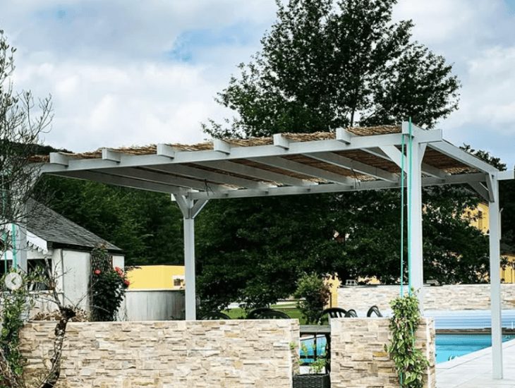 Réalisation d’une Pergola sur mesure en aluminium thermolaqué gris RAL 9006 texturé à Pau