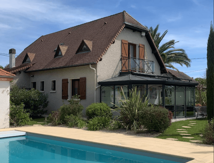 Véranda Aluminium Habitat Toiture mixte à 5 pentes, panneaux isolés 67mm et verrière centrale à contrôle solaire 32 mm Menuiseries en aluminium à rupture de pont thermique bicolore à Oloron